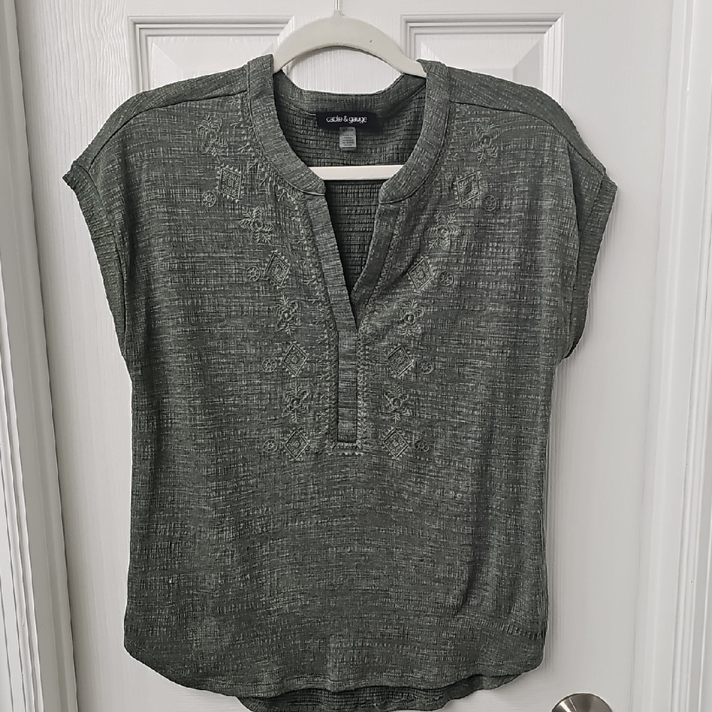 Cable & Gauge Women's Olive Embroidered Blouse